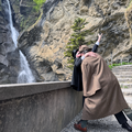 Mit dramatischen Gesten inszenieren Mitglieder der Sherlock Holmes Society of London auf der Brücke bei den Reichenbachfällen den berühmten Kampf zwischen Sherlock Holmes und Professor Moriarty.