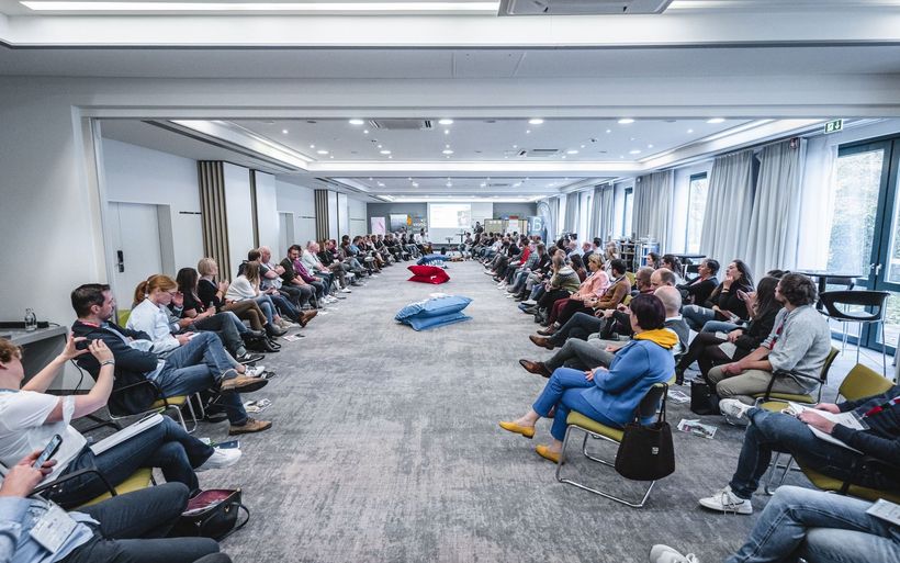 Zu Beginn eines Barcamps evaluieren die Teilnehmenden die Themen, die besprochen werden sollen.