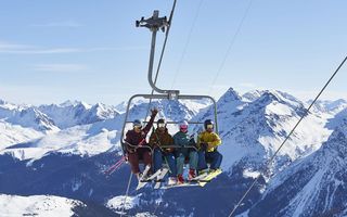 Menschen auf dem Skilift in der Region Arosa