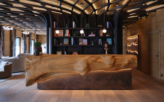 Empfangstheke im Huus Quell ist ein Baumstamm