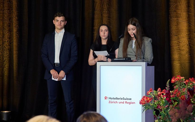 Anlässlich des Hospitality Summit präsentierten Hugo Trümpy, Alessia Ruggiero, Samira Heuberger (v.l.) das Projekt «Restaurant Hopping».