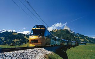 Golden-Pass-Zug im Berner Oberland