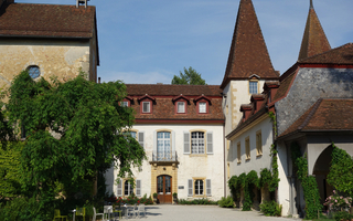 Das Schloss Münchenwiler soll künftig Wohnen, Kultur und einen reduzierten Hotelbetrieb vereinen.