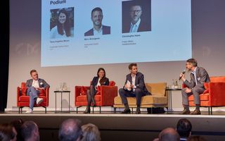 Auf dem Podium diskutierten Tiana Angelina Moser, Ständerätin, GLP Zürich, Marc Bourgeois, Kantonsrat, FDP Zürich, und Christophe Hans, Public Affairs, HotellerieSuisse.