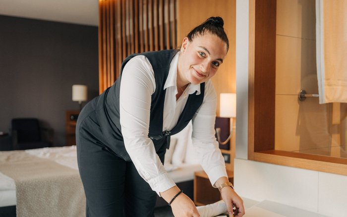 Weiterbildung Hotellerie, Berufsprüfung Hauswirtschaft, Fachkräftemangel Hotellerie, Hotel & Gastro Formation Schweiz, Professional Bachelor Gastgewerbe, Hotel Deltapark Vitalresort, Karriere im Gastgewerbe