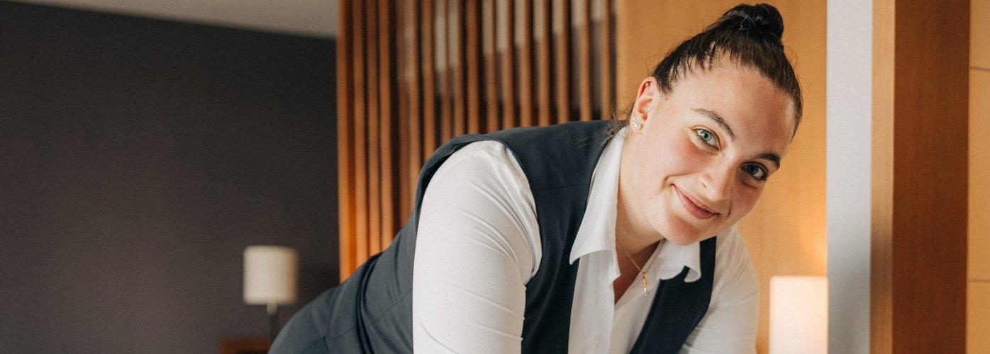 Weiterbildung Hotellerie, Berufsprüfung Hauswirtschaft, Fachkräftemangel Hotellerie, Hotel & Gastro Formation Schweiz, Professional Bachelor Gastgewerbe, Hotel Deltapark Vitalresort, Karriere im Gastgewerbe
