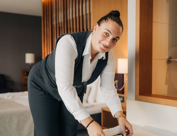 Weiterbildung Hotellerie, Berufsprüfung Hauswirtschaft, Fachkräftemangel Hotellerie, Hotel & Gastro Formation Schweiz, Professional Bachelor Gastgewerbe, Hotel Deltapark Vitalresort, Karriere im Gastgewerbe