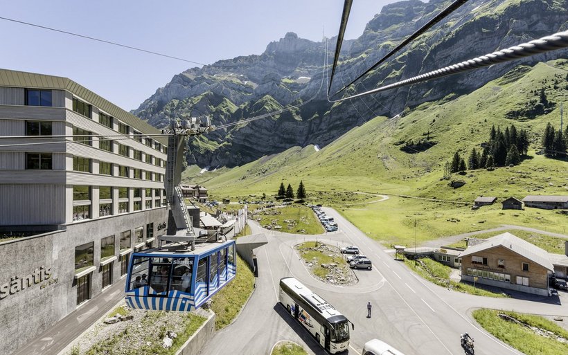 Im Rahmen des Projekts «Säntis 2026» wird die Schwebebahn umfassend modernisiert, wozu der Neubau der Stütze 2 (43 Meter hoch), neue Bahnkabinen und verstärkte Fundamente in der Bergstation gehören.