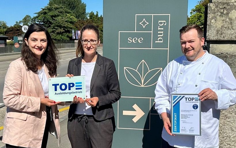 Bei der Übergabe der Auszeichung zum TOP-Ausbildungsbetrieb (v.l.): Janine Bolliger, HotellerieSuisse, Meret Balmer, Vize-Direktorin, und Marvin Zietlow, Küchenchef