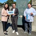 Bei der Übergabe der Auszeichung zum TOP-Ausbildungsbetrieb (v.l.): Janine Bolliger, HotellerieSuisse, Meret Balmer, Vize-Direktorin, und Marvin Zietlow, Küchenchef