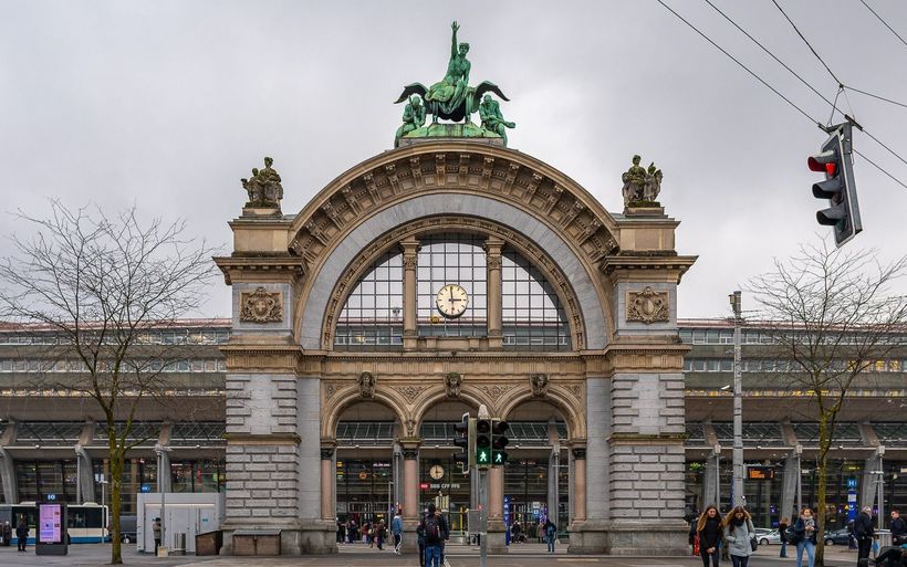Torbogen auf dem Bahnhofsplatz in der Stadt Luzern