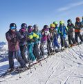 Kinder auf den Ski