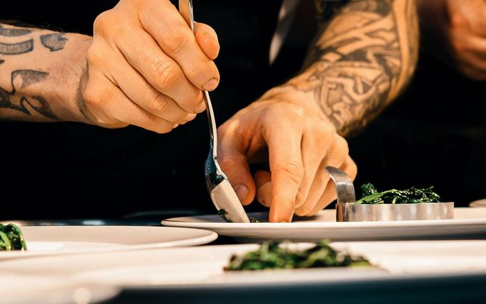Koch beim Drappieren von Lebensmittel