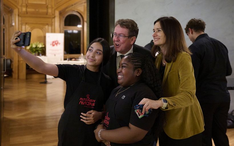 Die Kitchen Ninjas im Selfie-Fieber mit Bundesrat Albert Rösti und Nationalratspräsidentin Maja Riniker. 