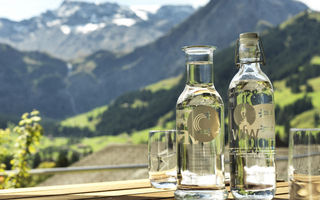 Leitungswasser in widerverwendbaren Flaschen