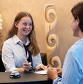 Hotelkommunikation zwei Frauen am Empfangstresen