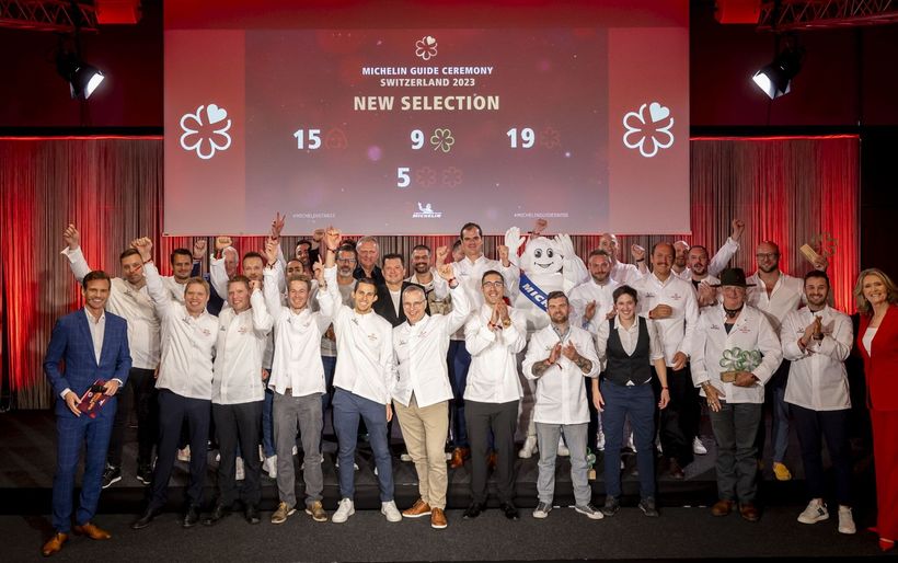 Tous les lauréats de l'édition 2023 du guide Michelin, réunis sur la scène de l'Ecole hôtelière de Lausanne.