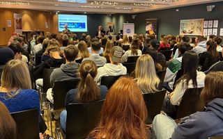 Ernst «Aschi​​​​​​​» Wyrsch, Präsident HotellerieSuisse Graubünden begrüsst die 110 Lernenden  zum 22. Forum für Lernende im Schweizerhof Lenzerheide.