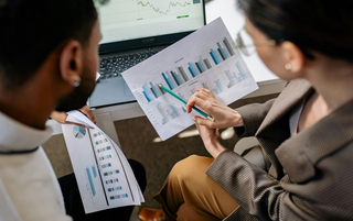 dirigeants analysant un graphique 