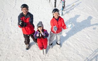 Chinesische Familie im Schnee