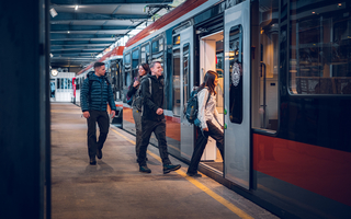 Menschen in den Zug ein