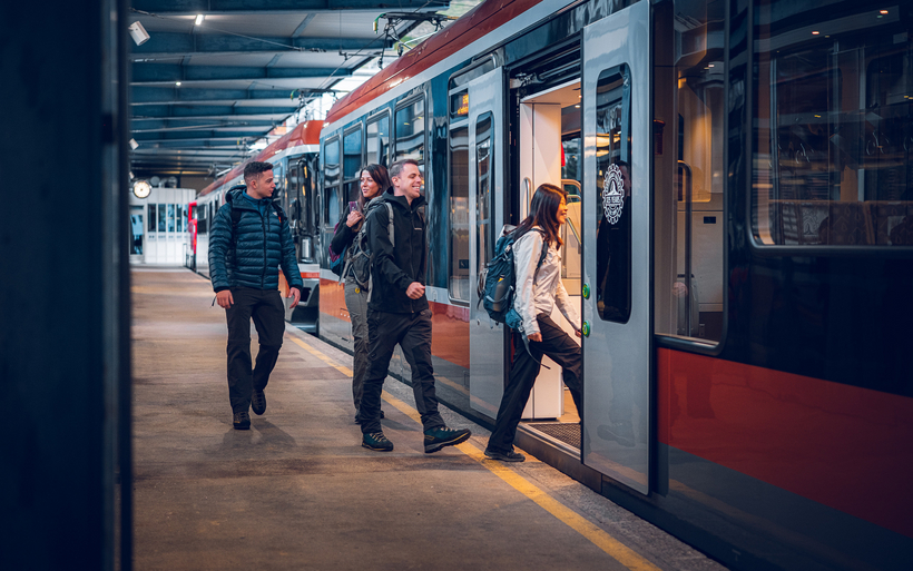 Menschen in den Zug ein