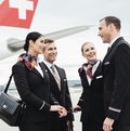 Cabincrew der Swiss vor einem Swiss-Flugzeug