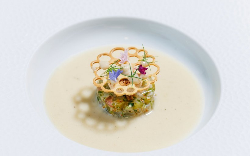  Topinambursuppe mit Zandertatar, Verjus-Gelee, Saibling-Mousseline, Zwiebelpüree und Zwiebelhippe 