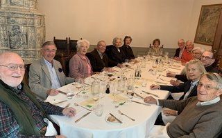 Ehemalige Spitzenhoteliers treffen sich in Basel und knüpfen privat an den langjährigen geschäftlichen Austausch an.