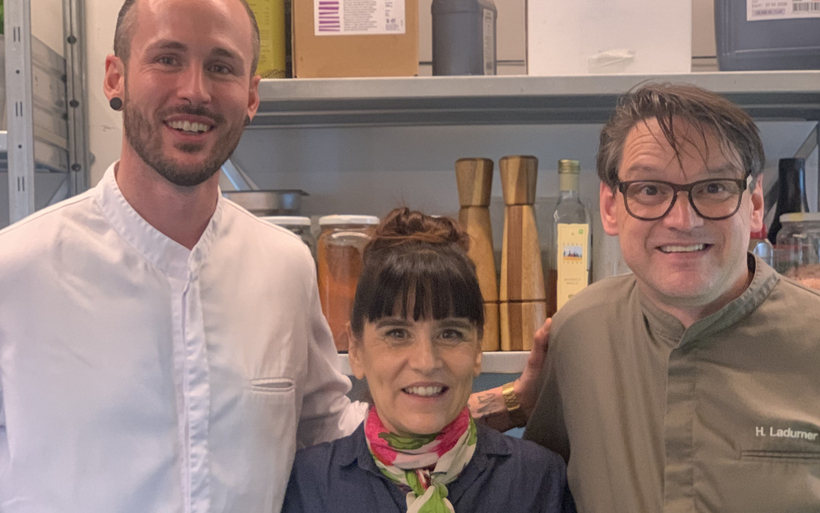 Max Vetter, Esther Kern und Hansjörg Ladurner v. l. n. r. bei der Lancierung des Buchs «Taste not Waste» in der Küche.
