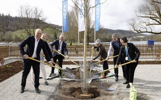 Andreas Müller, CEO Georg Fischer, Jil Kropf, Geschäftsführerin Klostergut Paradies, Walter Schönholzer, Regierungsrat Kanton Thurgau, Marianna Frei, Gemeindepräsidentin Schlatt, Mads Joergensen, CFO Georg Fischer, Franziska Eggimann, Präsidentin Stiftung Paradies, v. l.