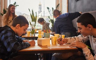 Kinder in einem Café