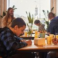 Kinder in einem Café