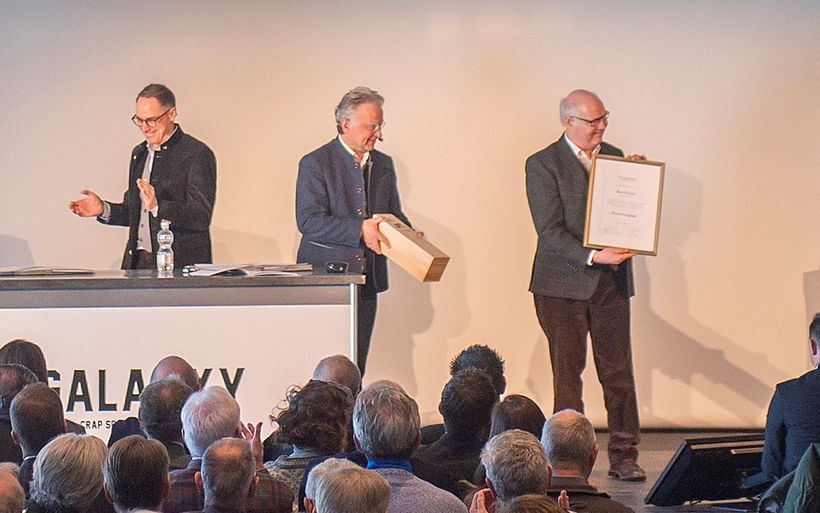 Kurt Künzli (rechts) erhält als langjähriges Vorstandsmitglied von HotellerieSuisse Graubünden die Ehrenurkunde.