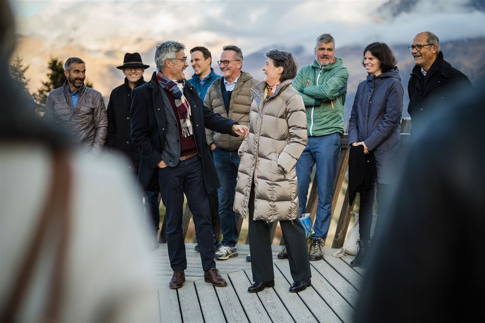 Bundesrätin Simonetta Sommaruga und die UREK im Arosa Bärenland - htr.ch