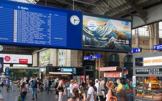 Die «schönsten» KI-generierten Sujets werden Teil der Werbekampagne von Arosa Tourismus. Im Rahmen dieser Kampagne werden die Bilder schweizweit an prominenten Orten ausgestellt, wie dem HB Zürich. 