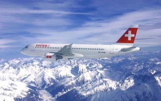 Swiss-Flugzeug über den Alpen