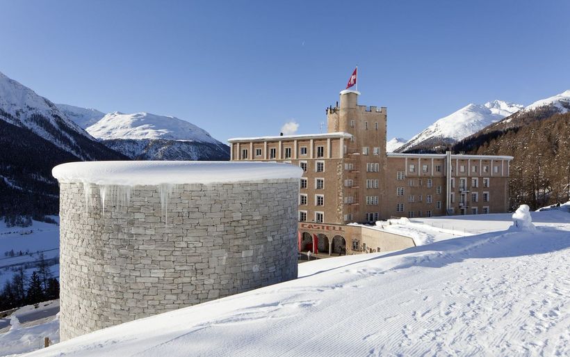 Hotel Castel in verschneiter Landschaft.