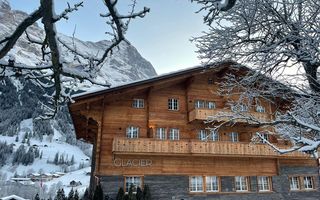 Das Hotel Glacier in Grindelwald fügt sich durch den Chaletstil ins Ortsbild ein. 
