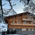 Das Hotel Glacier in Grindelwald fügt sich durch den Chaletstil ins Ortsbild ein. 