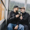 Food-Influencer Noah Bachofen (l.) und Nico Franzoni entdecken auf ihrer kulinarischen Reise durch die Ostschweiz regionale Spezialitäten und skurrile Geschichten.