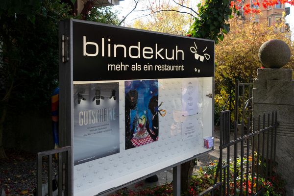 blindekuh mit einem blauen auge davongekommen htr ch